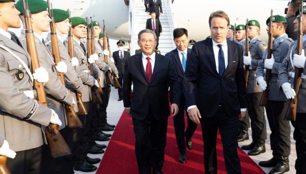Прем’єр Китаю розпочав свою першу закордонну поїздку візитом до Німеччини