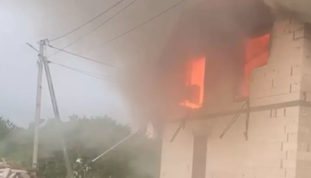 Негода на Київщині: блискавка влучила в житловий будинок