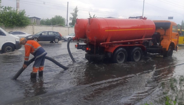 Злива у столиці: Київавтодор ліквідовує підтоплення