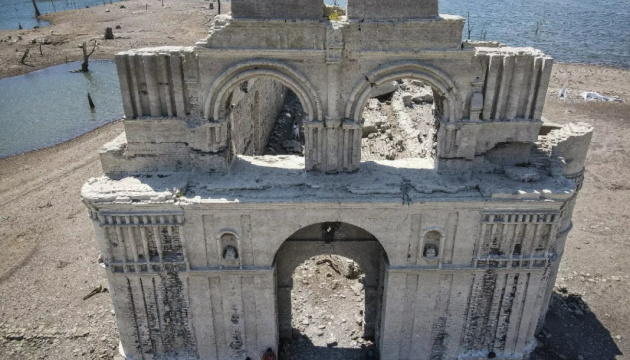 Спека відкрила залишки затопленої стародавньої церкви у Мексиці