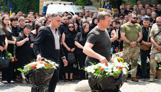 В Ужгороді сотні людей прийшли попрощатися із трьома загиблими воїнами 