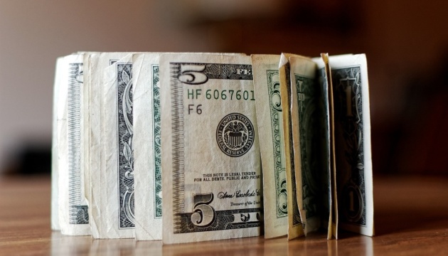 НБУ унормував обмін “старих” і “зношених” доларів: як каратимуть порушників 