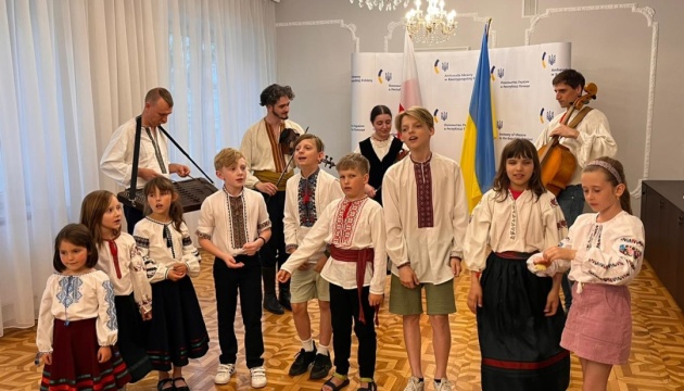 Дитячий ансамбль з Перемишля заспівав українські пісні у Посольстві в Польщі