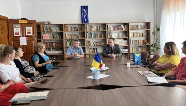 Посол в Румунії відвідав школу, де вивчають українську мову