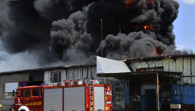 У Миколаєві виникла масштабна пожежа на авторинку