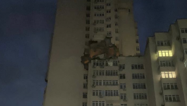 В одному з районів столиці уламки ракети влучили у верхні поверхи будинку та стоянку