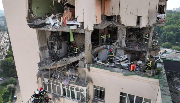 Рятувальники почали розбирати конструкції на пошкоджених поверхах багатоповерхівки у Києві