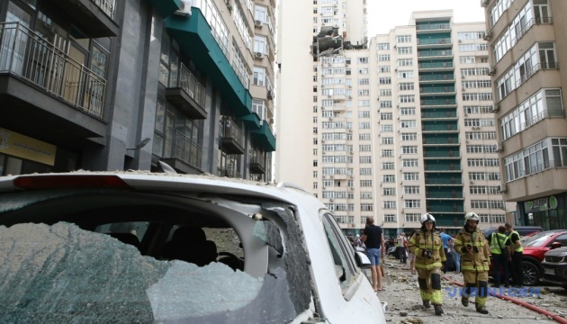 Падіння уламків ракети у Києві: відомо про руйнування на трьох поверхах та 7 постраждалих
