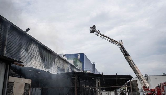 У Києві горіли склади торговельного центру, постраждалих немає