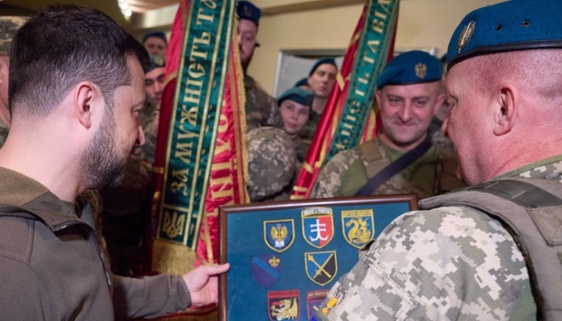 Кожен заслуговує, щоб Україна знала й памʼятала: Зеленський показав шеврони воїнів