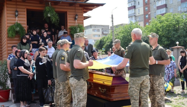 На Хмельниччині віряни УПЦ МП кричали «ганьба» родичам загиблого на війні