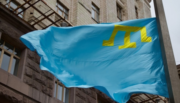 Біля будівлі КМДА підняли кримськотатарський прапор
