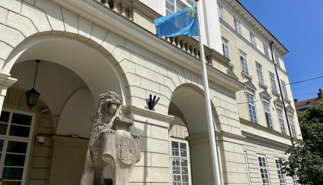 Перед львівською ратушею підняли кримськотатарський прапор
