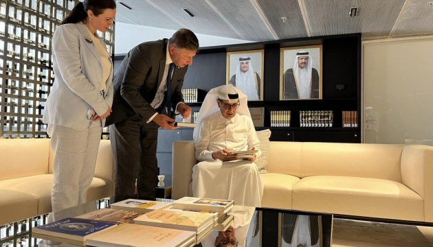 Бібліотеці в Катарі передали арабомовні книжки українських письменників