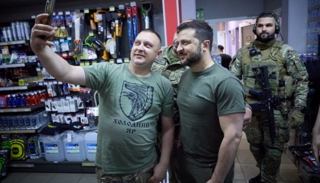 Zełenski spotkał się z wojskowymi na stacji benzynowej w obwodzie donieckim

