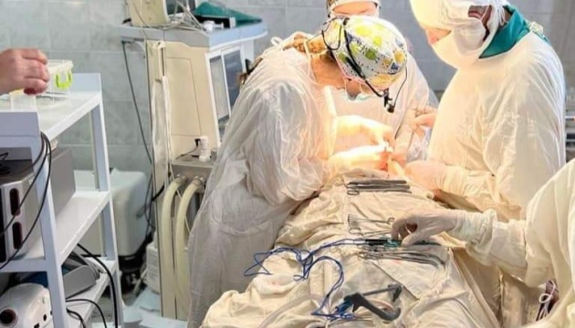 Вінницькі онкологи провели унікальну операцію з відновлення язика пацієнтові