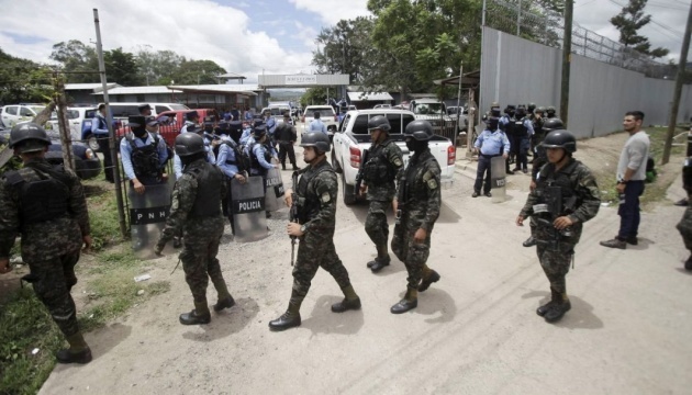 У Гондурасі проводять масові рейди в'язницями 