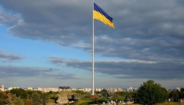 До Дня Конституції у Києві замінять полотнище головного прапора України