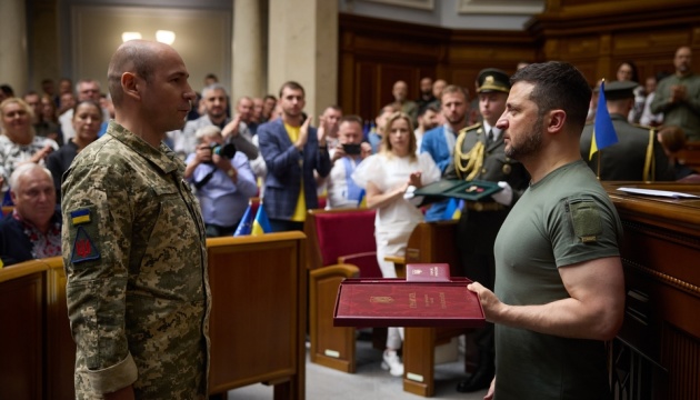 Зеленський у Раді вручив нагороди українським захисникам і сім'ям полеглих воїнів