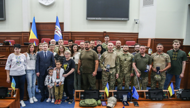 У Києві військовим і добровольцям вручили відзнаки міського голови