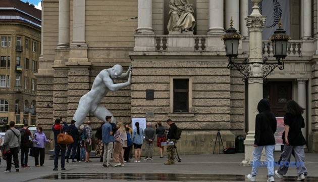 У Львові біля Оперного театру встановили скульптуру велетня «Містер Арбітріум»