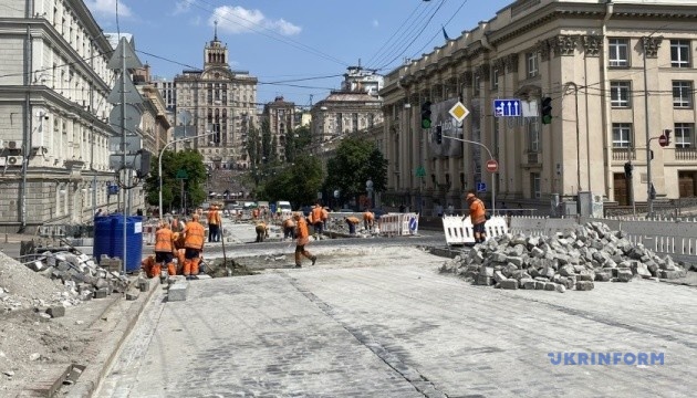 У центрі Києва переклали вже понад 3 тисячі квадратних метрів бруківки