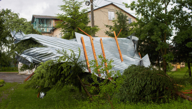 Біля Івано-Франківська буревій повалив дерева і зірвав дахове покриття