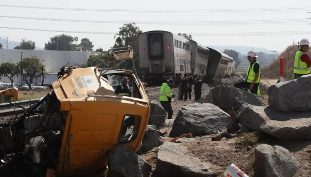 У США пасажирський потяг зіткнувся з вантажівкою, 15 травмованих