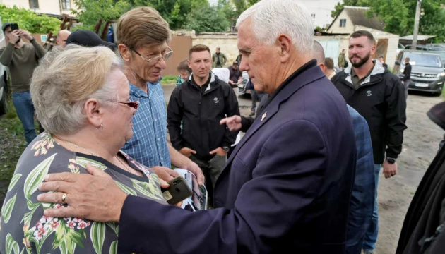 Mike Pence makes surprise visit to Ukraine 