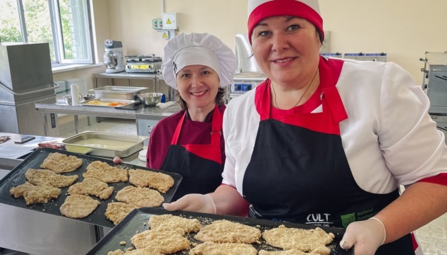 На Полтавщині відкрився кулінарний хаб, де навчають готувати страви з нового шкільного меню