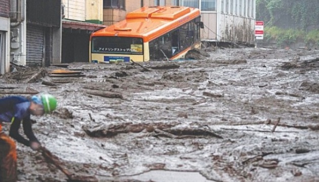 У Китаї шестеро людей загинули через падіння ґрунту й каміння на автобус