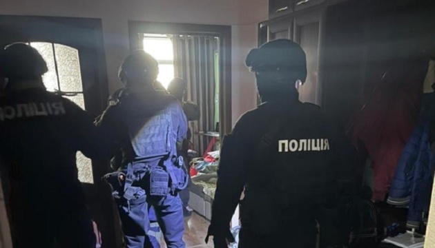 Понад 200 потерпілих: у Києві чоловік розбещував дітей і продавав порнографію за кордон