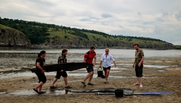 У Запоріжжі в обмілілій зоні річки Дніпро виявили стародавній дубовий човен