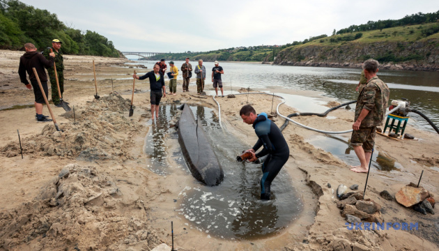 ウクライナ南部、ドニプロ川にて推定１０００年以上前製造の舟発見
