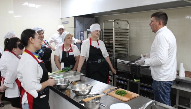 До кінця року 600 кухарів пройдуть навчання з приготування страв шкільного меню