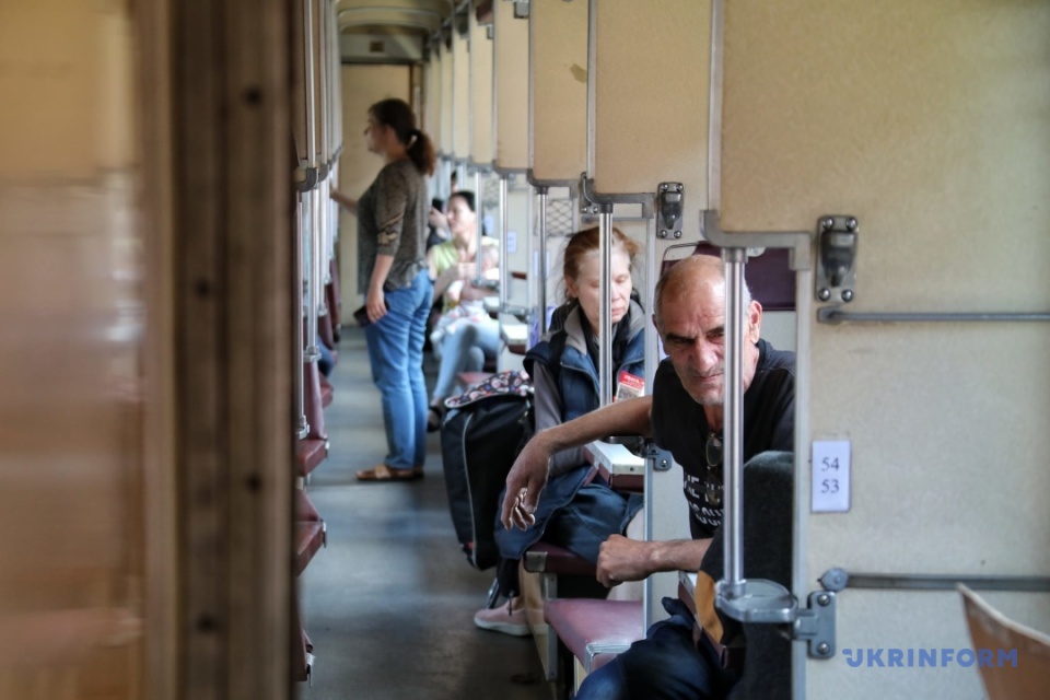 Евакуаційний потяг з Херсона до Миколаєва / Фото: Ніна Ляшонок, Укрінформ