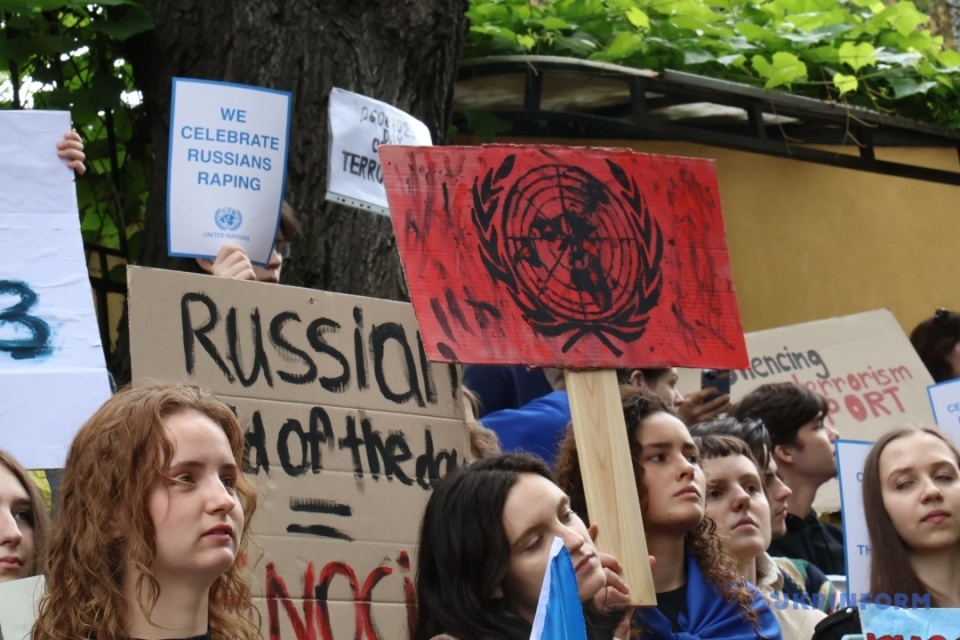 У Києві відбулась акція протесту проти бездіяльності ООН після підриву Каховської ГЕС / Фото: Павло Багмут, Укрінформ
