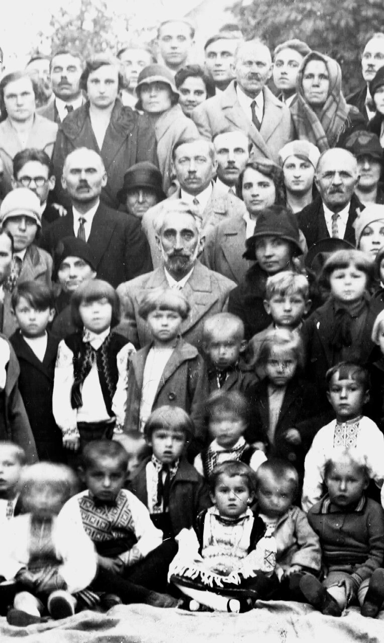Антін Крушельницький в центрі групи батьків та учні, 1928-1930 р.