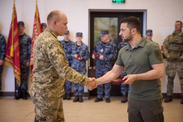 Selenskyj besucht Militärhospital in Region Odessa und verleiht Auszeichnungen an Soldaten
