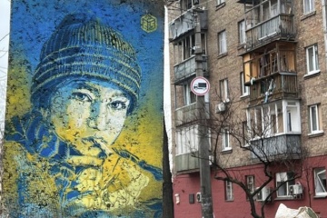 C215 revient en Ukraine pour installer son exposition au musée de la Guerre de Kyiv