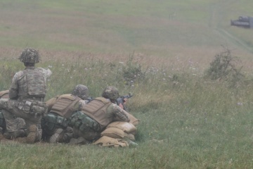 Reclutas de las FFAA de Ucrania reciben entrenamiento en tiro real en el Reino Unido