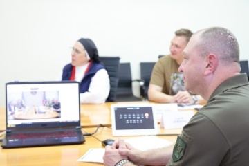 España entrega un hospital móvil y vehículos sanitarios blindados a los guardias fronterizos ucranianos
