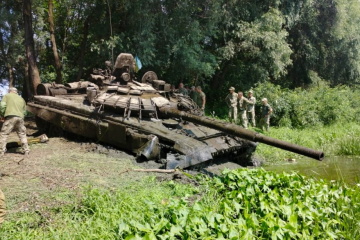 Tanque ruso sacado del río Desná en la región de Cherníguiv