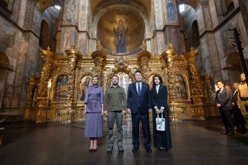 Präsidenten der Ukraine und Südkoreas besuchen mit Ehefrauen Sophienkathedrale in Kyjiw