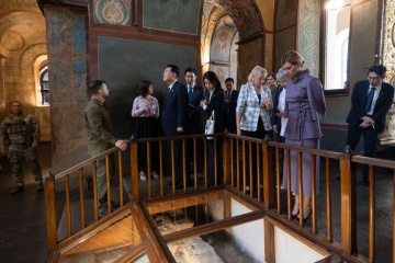 ゼレンシキー宇大統領夫妻、尹韓国大統領夫妻と世界遺産のソフィア大聖堂を訪問