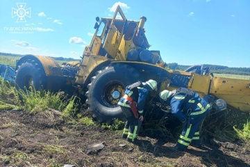 Traktor fährt auf Mine in Oblast Charkiw, Traktorfahrer verletzt