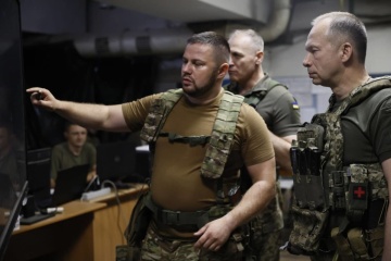 シルシキー・ウクライナ陸軍司令官、東部前線を視察