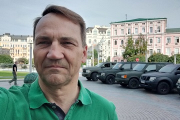 El eurodiputado Sikorski lleva automóviles y drones al ejército ucraniano