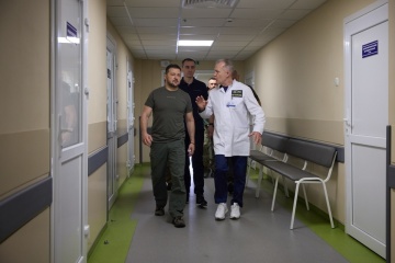 Zelensky meets with doctors treating Ukrainian soldiers in Dnipropetrovsk region