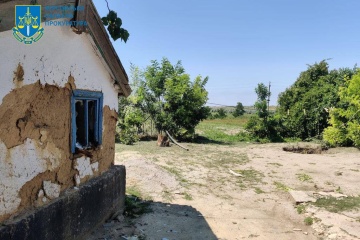 Russische Truppen beschießen ein Dorf in Region Cherson, eine Frau verletzt